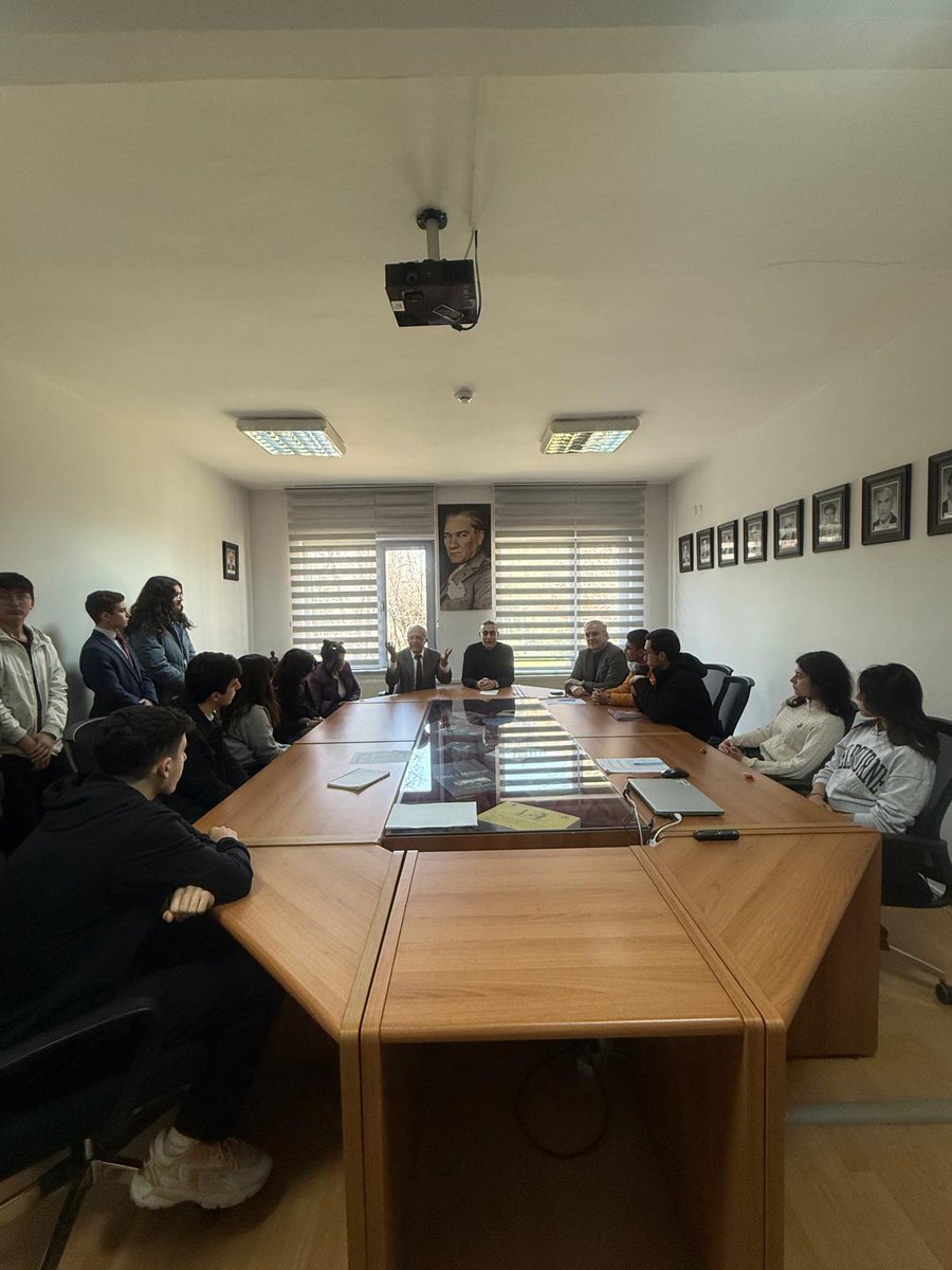 au_tite's tweet photo. Ankara Atatürk Anadolu Lisesi öğrencilerinin Enstitümüze gerçekleştirdikleri ziyaret kapsamında, Enstitü Müdürü Prof. Dr. Mesut Çapa ile Atatürk İlkeleri ve İnkılap Tarihi Anabilim Dalı Başkanı Prof. Dr. Necdet Aysal tarafından öğrencilere bilgilendirmede bulunulmuştur. https://t.co/3hDHKpiRUi
