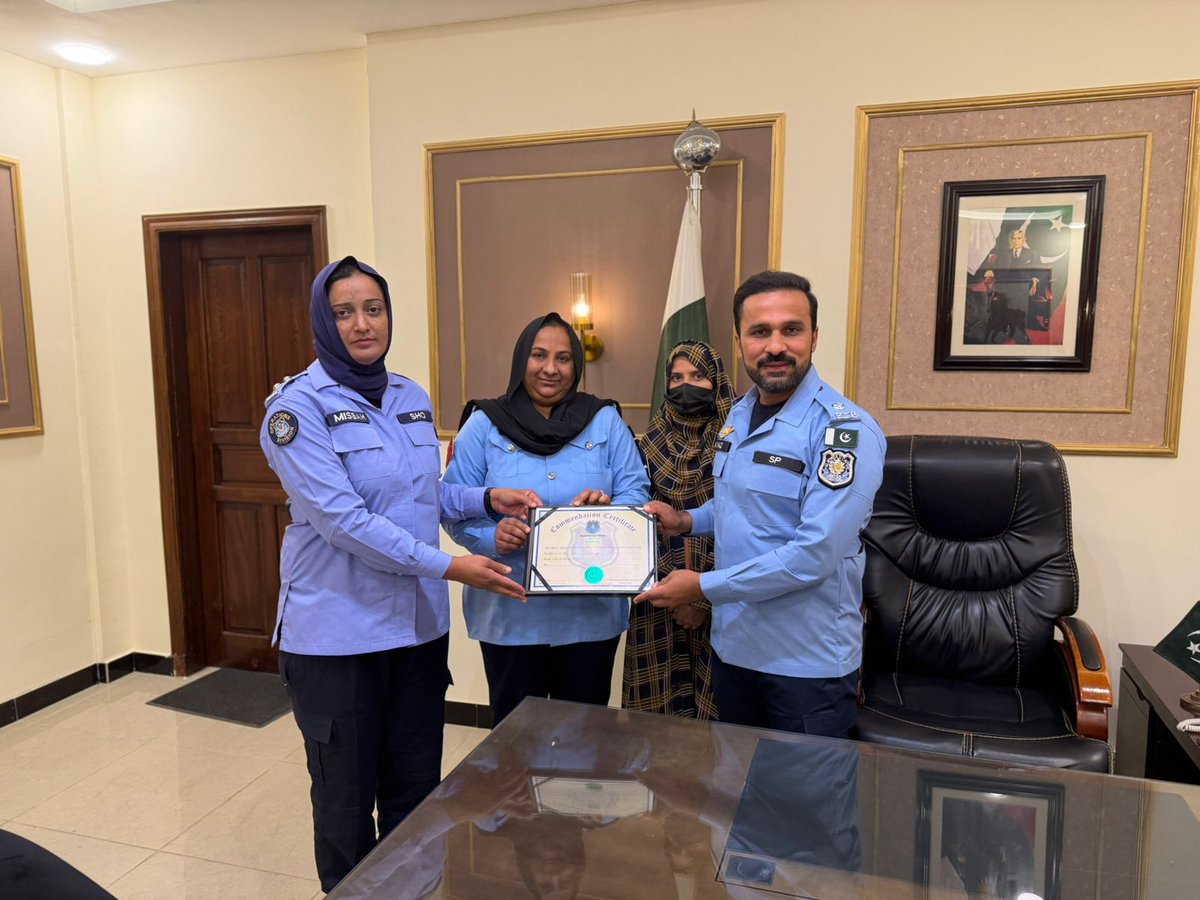 ICT_Police's tweet image. ایس پی سٹی زون ڈاکٹر ایاز حسین نے ایس ایچ او تھانہ ویمن اور اس کی ٹیم کو بہترین کارکردگی پر تعریفی اسناد سے نوازا۔ افسران کی پیشہ ورانہ صلاحیتوں کو سراہتے ہوئے مزید محنت اور لگن سے فرائض سر انجام دینے کی ہدایت کی۔

#WeRIslamabadPolice #Islamabad #OPS