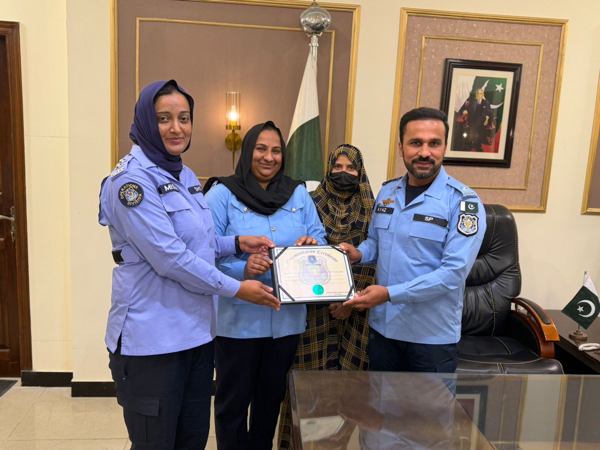 ICT_Police's tweet image. ایس پی سٹی زون ڈاکٹر ایاز حسین نے ایس ایچ او تھانہ ویمن اور اس کی ٹیم کو بہترین کارکردگی پر تعریفی اسناد سے نوازا۔ افسران کی پیشہ ورانہ صلاحیتوں کو سراہتے ہوئے مزید محنت اور لگن سے فرائض سر انجام دینے کی ہدایت کی۔

#WeRIslamabadPolice #Islamabad #OPS