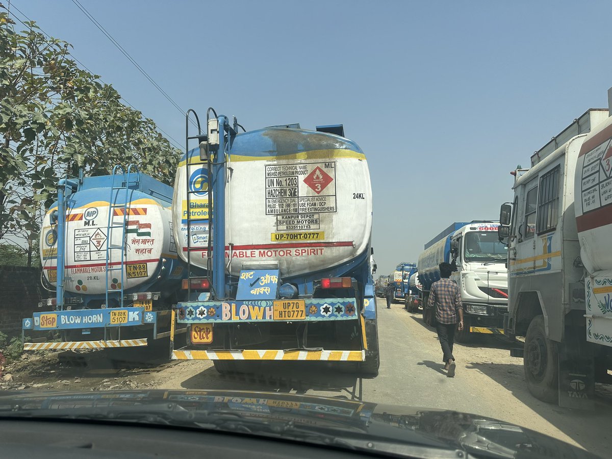 105Mishra's tweet photo. @BPCLimited @time3027 @PetroleumMin @HardeepSPuri 

For how long local people will have to suffer sir?
Maharatna company and no planning at all  for parking of vehicles. We locals face this problem on daily basis. Please do something 

BPCL Bhaunti Kanpur Depo https://t.co/Y9J2FULzDO