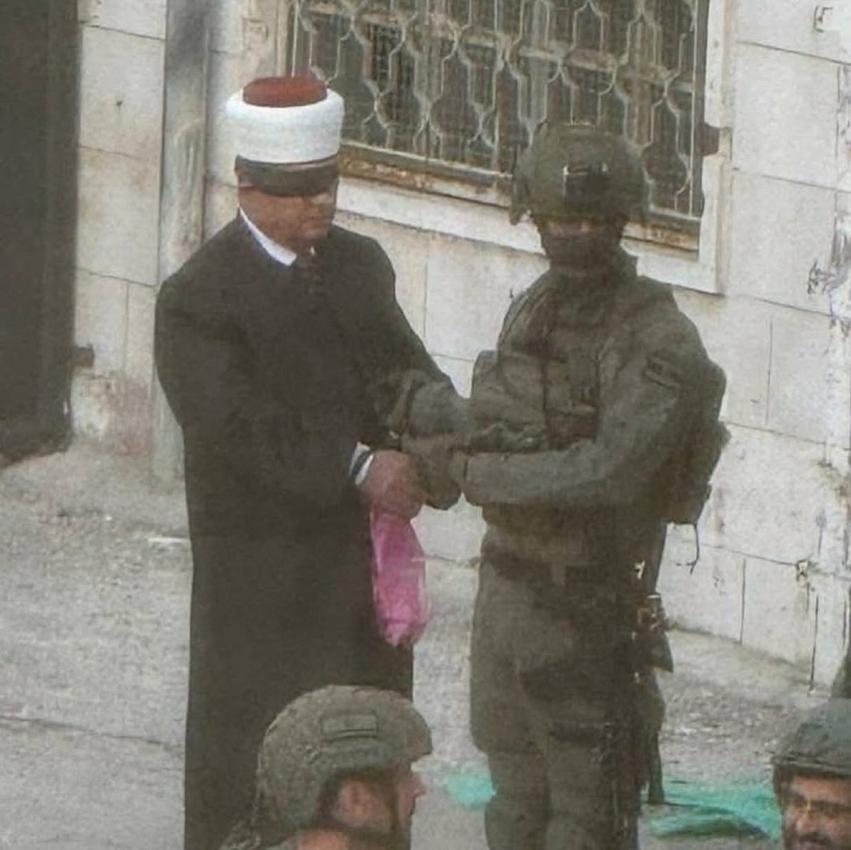 🚨🇵🇸 L’occupation israélienne arrête l’ancien ministre palestinien des Awqaf à Hébron ❗️

Ce mardi, les forces israéliennes ont fait irruption au siège de la Société islamique de bienfaisance à Al-Khalil (Hébron) et ont arrêté le cheikh Hatem Al-Bakri, ancien ministre des Awqaf,