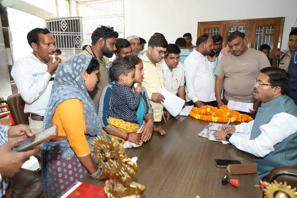 blvermaup's tweet image. जनसुनवाई..

गृहनगर उझानी में आम जनों के जनजीवन से जुड़ी समस्याओं व शिकायतों के समाधान के लिए "जनसुनवाई" का क्रम जारी रहा।

"अहर्निश सेवामहे"
@BJP4India @BJP4UP
#BJP4IND #BJP4UP