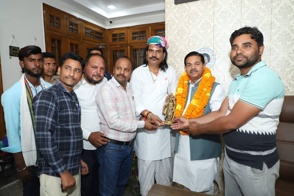 blvermaup's tweet image. जनसुनवाई..

गृहनगर उझानी में आम जनों के जनजीवन से जुड़ी समस्याओं व शिकायतों के समाधान के लिए "जनसुनवाई" का क्रम जारी रहा।

"अहर्निश सेवामहे"
@BJP4India @BJP4UP
#BJP4IND #BJP4UP