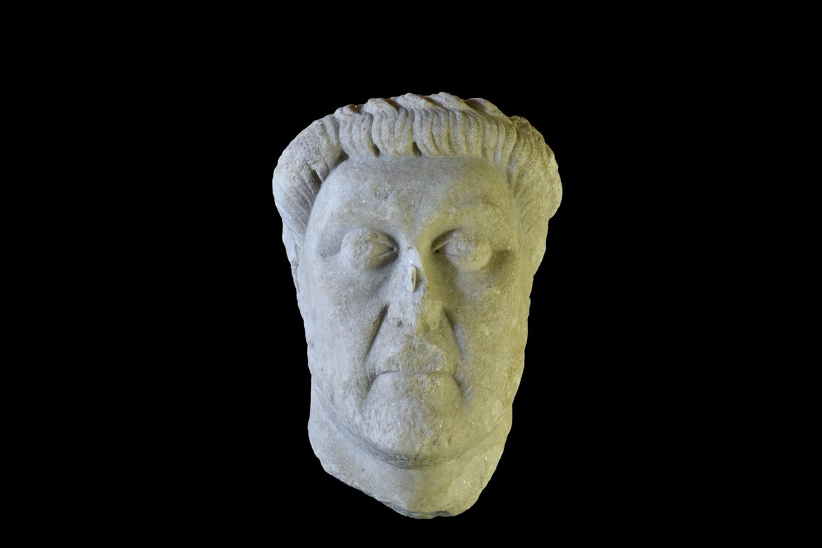 Müjdeli bir haberimiz daha var!

ABD’nin Denver kentindeki Denver Art Museum koleksiyonunda bulunan ve Smyrna Antik Kenti kökenli olduğu bilimsel verilerle teyit edilen mermer heykel başının iadesini sağladık.

1934 tarihli raporlar ve uzman incelemeleriyle Smyrna Agora
