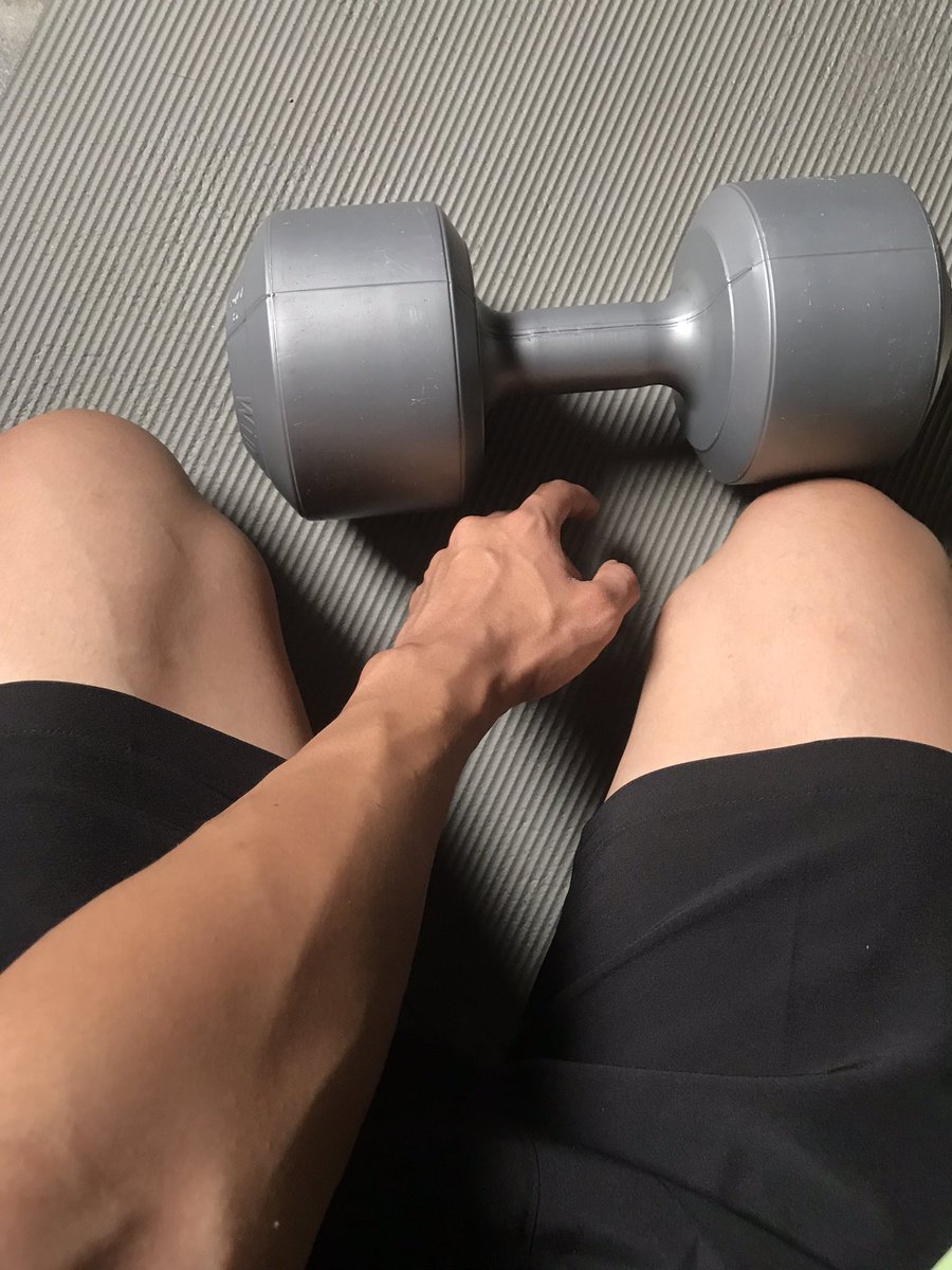 menbrrr's tweet photo. lagi nerapin sebuah kalimat "kalau gak ganteng minimal olahraga" .  ternyata kalau badan bagus tuh pake apa aja pasti kelihatan keren ..

kalau ada yg bilang "gym mahal" padahal bentuk badan gak harus pergi ke gym, bisa diganti dg workout maybe, kayak push up ,sit up dan kalau ada dumbbell dirumah ya lebih bagus ,sementara untuk kalori nya bisa dengan lari (gratis dan fleksibel) 👍

keuntungan lain dari workout / olahraga selain badan sehat , olahraga tuh bisa ngebentuk badan , jadi enak aja kalau pake baju selalu kelihatan pas dan fit dibadan hehe .. 😄