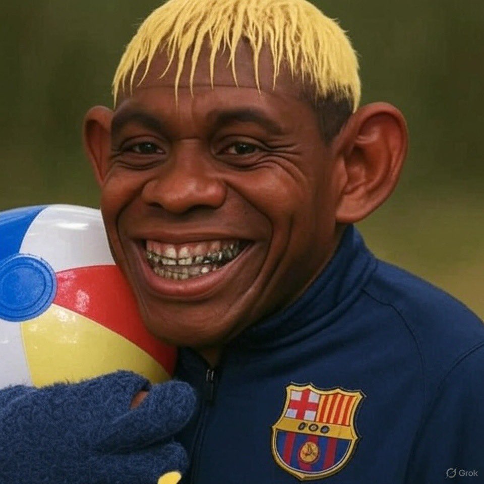 Que contento está con su pelotita🤣🤣🤣