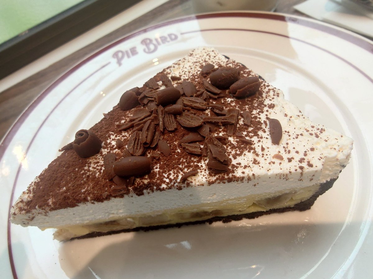 okooko3's tweet photo. 舞台を見に行くにあたって
#PieBird
さんのパイを食べてみたいなぁと思っていて
開演前に寄ってみたよ
外苑駅のすぐ近く
チョコバナナクリームパイ https://t.co/BOugj913OO