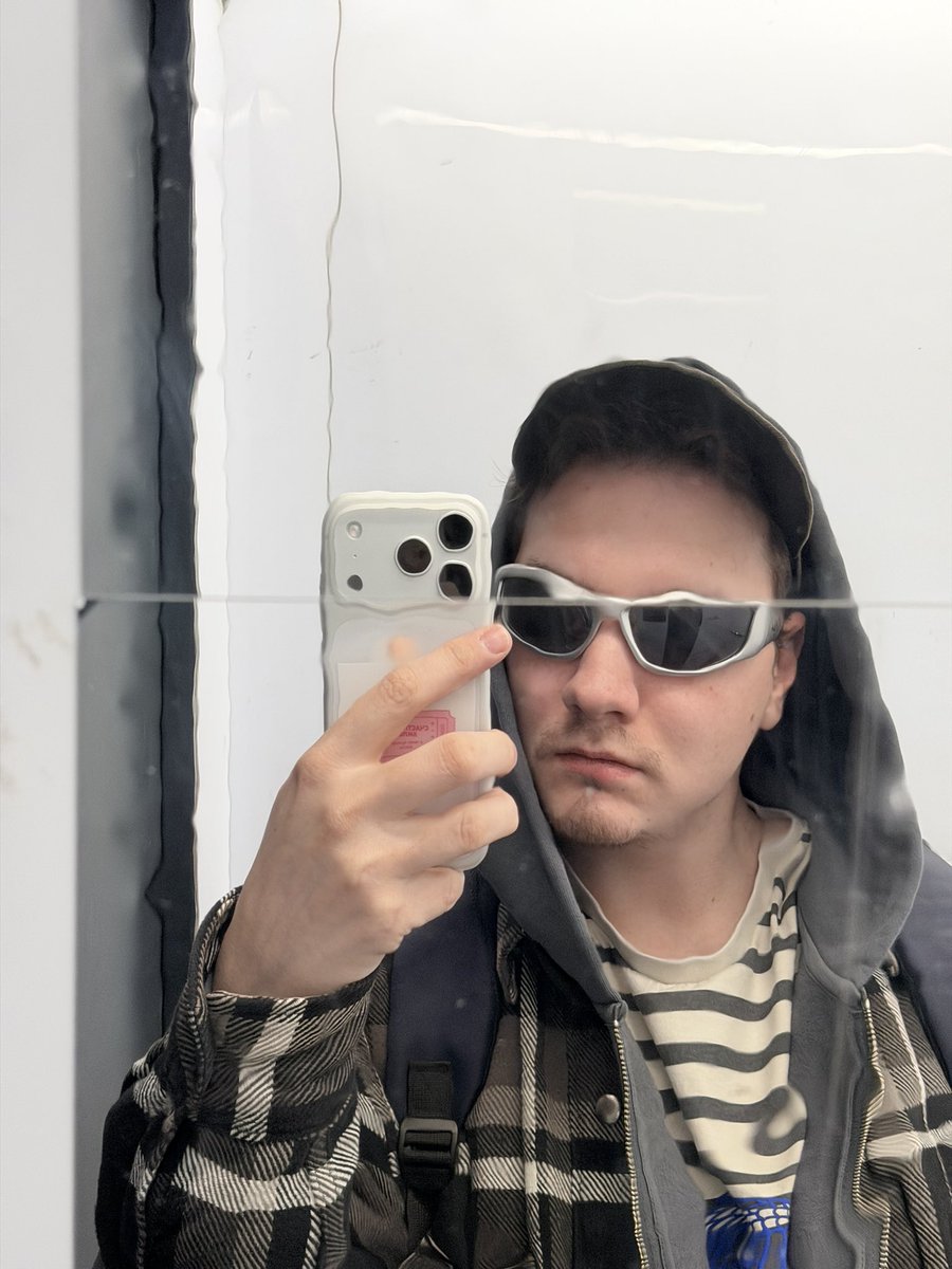 максимушка tweet media