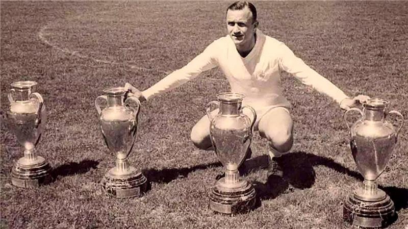 realmadrid's tweet photo. Comunicado Oficial: fallecimiento de José Emilio Santamaría.