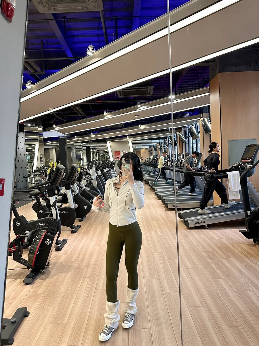Queen462dsf's tweet photo. Another day of working out until my legs were sore! Perfect glute day! 💪🏻💪🏻 https://t.co/KW511HkXPX
