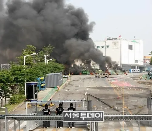 Kasumi10077's tweet photo. 일본인 여러분,  

한국은 현재 노란봉투법이라는 법을 통과한 후, 안 그래도 강한 노조가 더욱 강해졌습니다.

노조가 파업해도 기업이 손해배상을 청구하기 어렵게 되었고,  하청 노조도 원청을 압박하여 협상이 가능한 어이없는 상황이 만들어졌습니다. 

아래 기사는 현대자동차 노조가 원청 교섭을 요구하며 7월 총파업을 예고했다는 내용입니다.  

그리고 과거에는 노조의 불법·폭력 시위로 논란이 많았습니다.