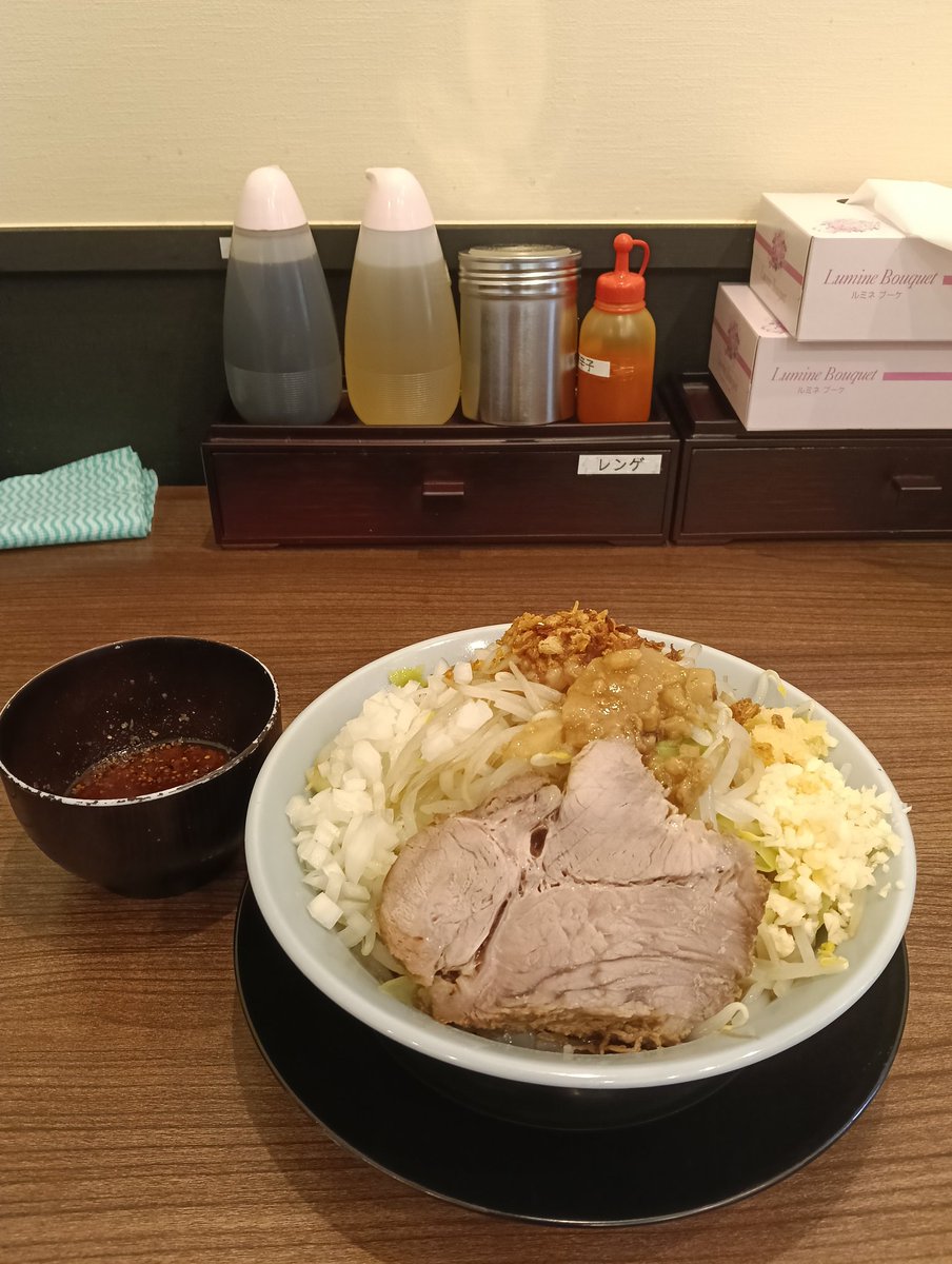 俺の生きる道　聖蹟桜ヶ丘

今回は汁無し。あれ？味濃い？いや、汁無しだから濃いのはわかるんだけどさ。
前回の普通のラーメンがかなりあっさりだったから意外。
こりゃまた普通の食べてみないとだな。