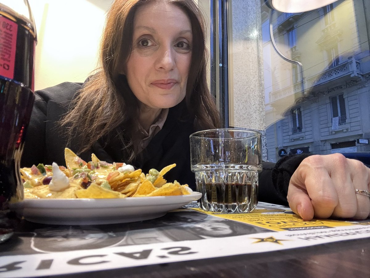 gemmagaetani's tweet photo. Il mio #posto preferito al #ristorante è vicino alla vetrata. Mi piace guardare fuori e che da fuori entri più luce possibile addosso a me. Qui dal bell’#Hamericas in Viale Col di Lana a #Milano avevo anche una gran bella lampada da terra in testa, luce varia e ovunque 🙂 Qual è il vostro?