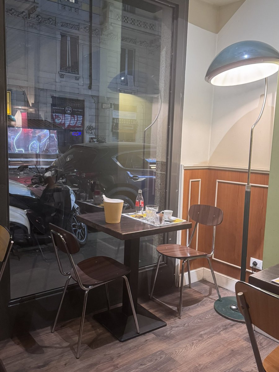 gemmagaetani's tweet photo. Il mio #posto preferito al #ristorante è vicino alla vetrata. Mi piace guardare fuori e che da fuori entri più luce possibile addosso a me. Qui dal bell’#Hamericas in Viale Col di Lana a #Milano avevo anche una gran bella lampada da terra in testa, luce varia e ovunque 🙂 Qual è il vostro?