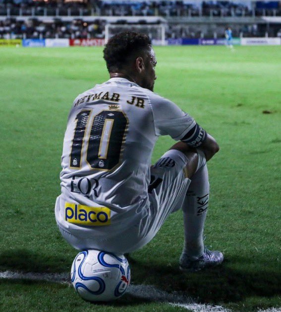 🚨 ÚLTIMA HORA: Neymar rindió homenaje a Lamine Yamal sentándose sobre el balón durante un partido de Santos.

Recreando lo que Lamine hizo ayer contra el Atlético de Madrid.