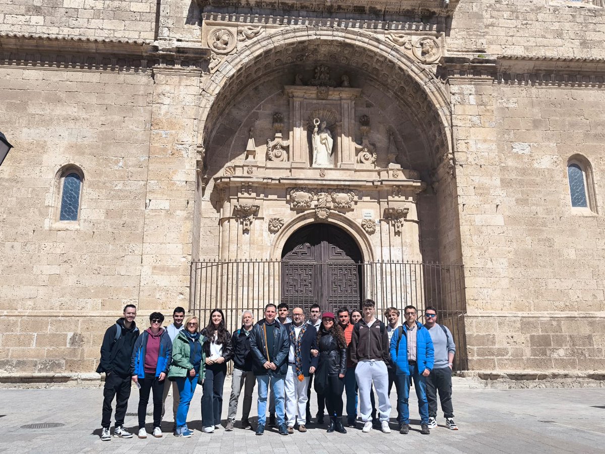 ACDQuijote's tweet image. ✅El alumnado de Geografía e Historia de la @uclm_es  visitó nuestra comarca para conocer el trabajo del #GDRDonQuijote.
📚También visitaron la Biblioteca Municipal de #Yepes, un proyecto que recibió ayudas #Leader.
ℹ️ tinyurl.com/2bn4hz9v
#asociacióncomarcaldonquijote