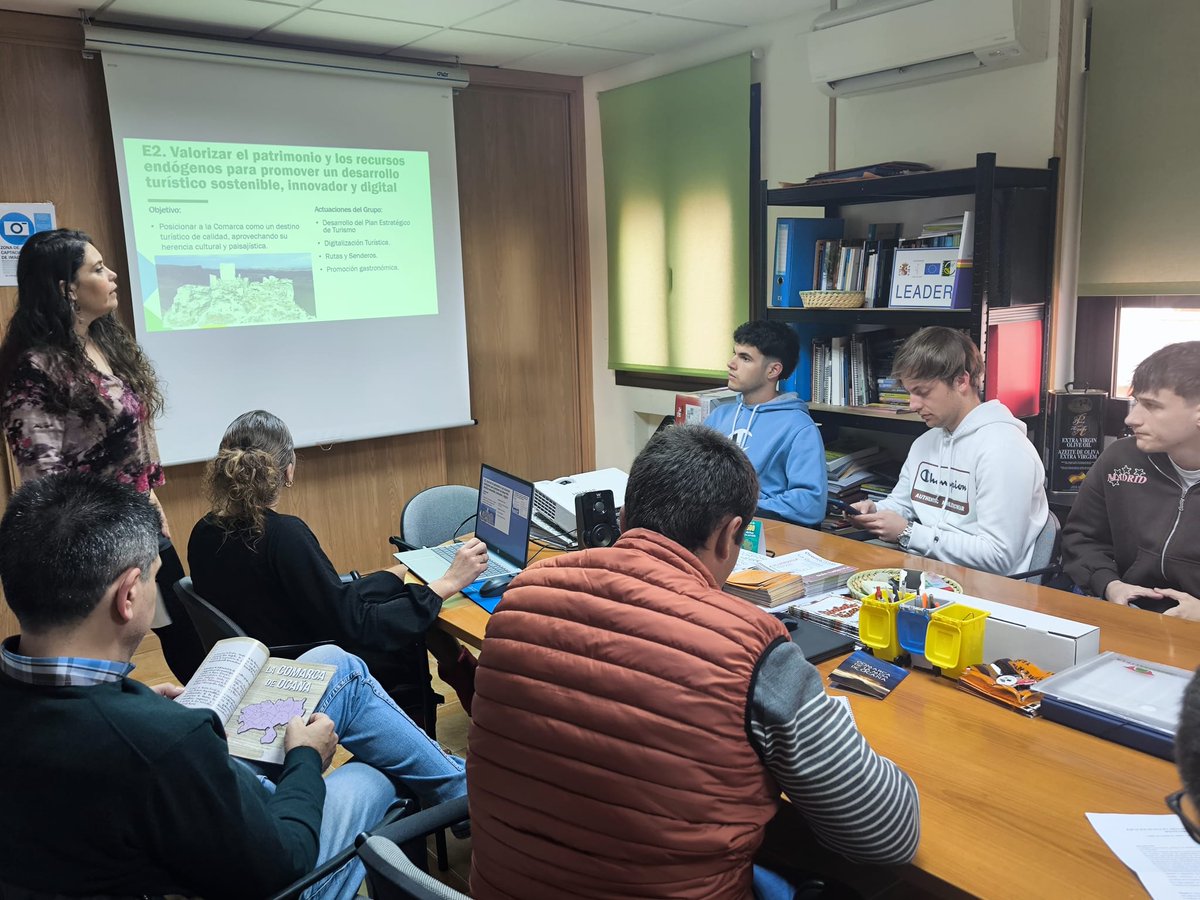 ACDQuijote's tweet image. ✅El alumnado de Geografía e Historia de la @uclm_es  visitó nuestra comarca para conocer el trabajo del #GDRDonQuijote.
📚También visitaron la Biblioteca Municipal de #Yepes, un proyecto que recibió ayudas #Leader.
ℹ️ tinyurl.com/2bn4hz9v
#asociacióncomarcaldonquijote