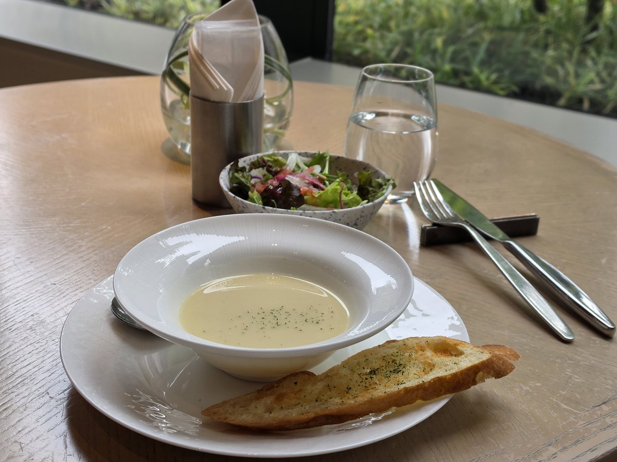 momoyu18's tweet image. 頭に来すぎてお腹空いた（爆）
そうだ😃💡
フローラウンジに行こう
お腹いっぱい〰️‼️
サラダ、スープ、メイン、ドリンク、
ケーキ
以上で2,100円➰‼️
もう、その辺のカフェには入れない
今日もほぼ満席
地元マダム？がランチでシャンパン1本🤩
#Hilton広島
#Flow  Loung 
#ランチタイム