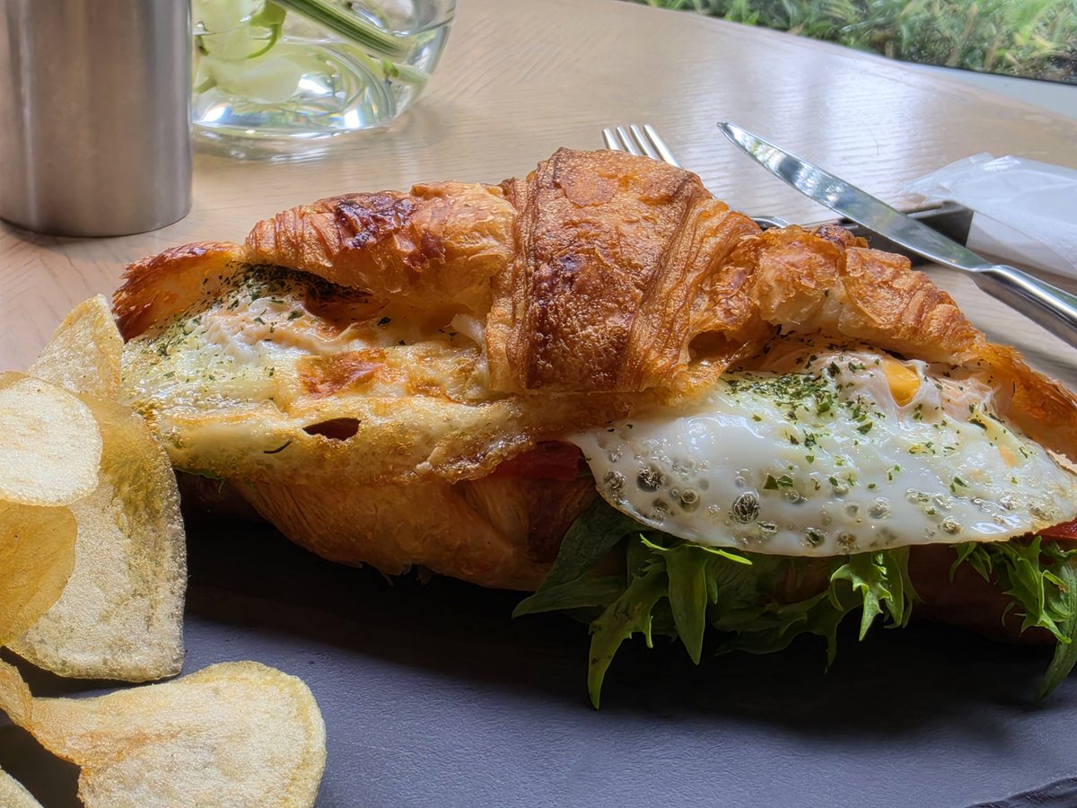 momoyu18's tweet image. 頭に来すぎてお腹空いた（爆）
そうだ😃💡
フローラウンジに行こう
お腹いっぱい〰️‼️
サラダ、スープ、メイン、ドリンク、
ケーキ
以上で2,100円➰‼️
もう、その辺のカフェには入れない
今日もほぼ満席
地元マダム？がランチでシャンパン1本🤩
#Hilton広島
#Flow  Loung 
#ランチタイム