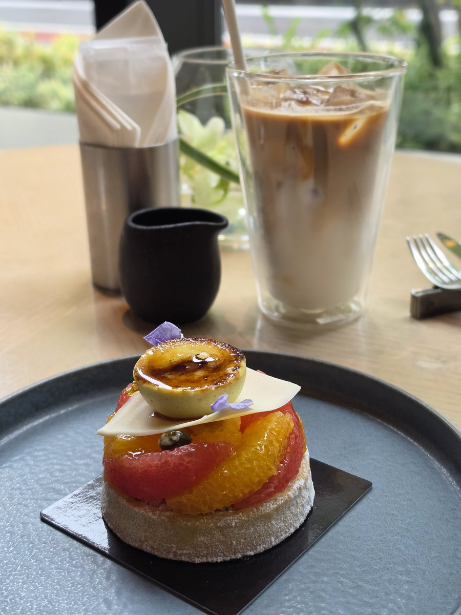 momoyu18's tweet image. 頭に来すぎてお腹空いた（爆）
そうだ😃💡
フローラウンジに行こう
お腹いっぱい〰️‼️
サラダ、スープ、メイン、ドリンク、
ケーキ
以上で2,100円➰‼️
もう、その辺のカフェには入れない
今日もほぼ満席
地元マダム？がランチでシャンパン1本🤩
#Hilton広島
#Flow  Loung 
#ランチタイム