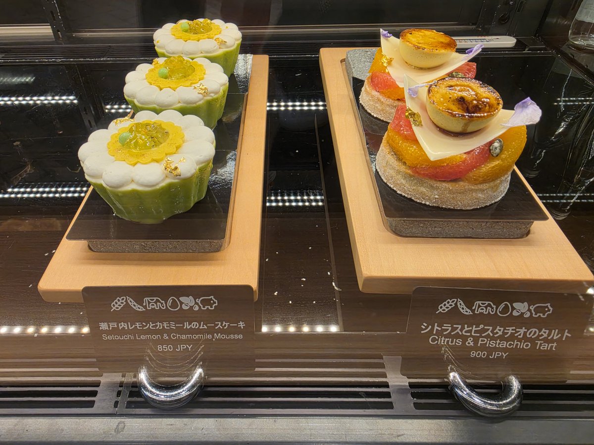 momoyu18's tweet image. 頭に来すぎてお腹空いた（爆）
そうだ😃💡
フローラウンジに行こう
お腹いっぱい〰️‼️
サラダ、スープ、メイン、ドリンク、
ケーキ
以上で2,100円➰‼️
もう、その辺のカフェには入れない
今日もほぼ満席
地元マダム？がランチでシャンパン1本🤩
#Hilton広島
#Flow  Loung 
#ランチタイム