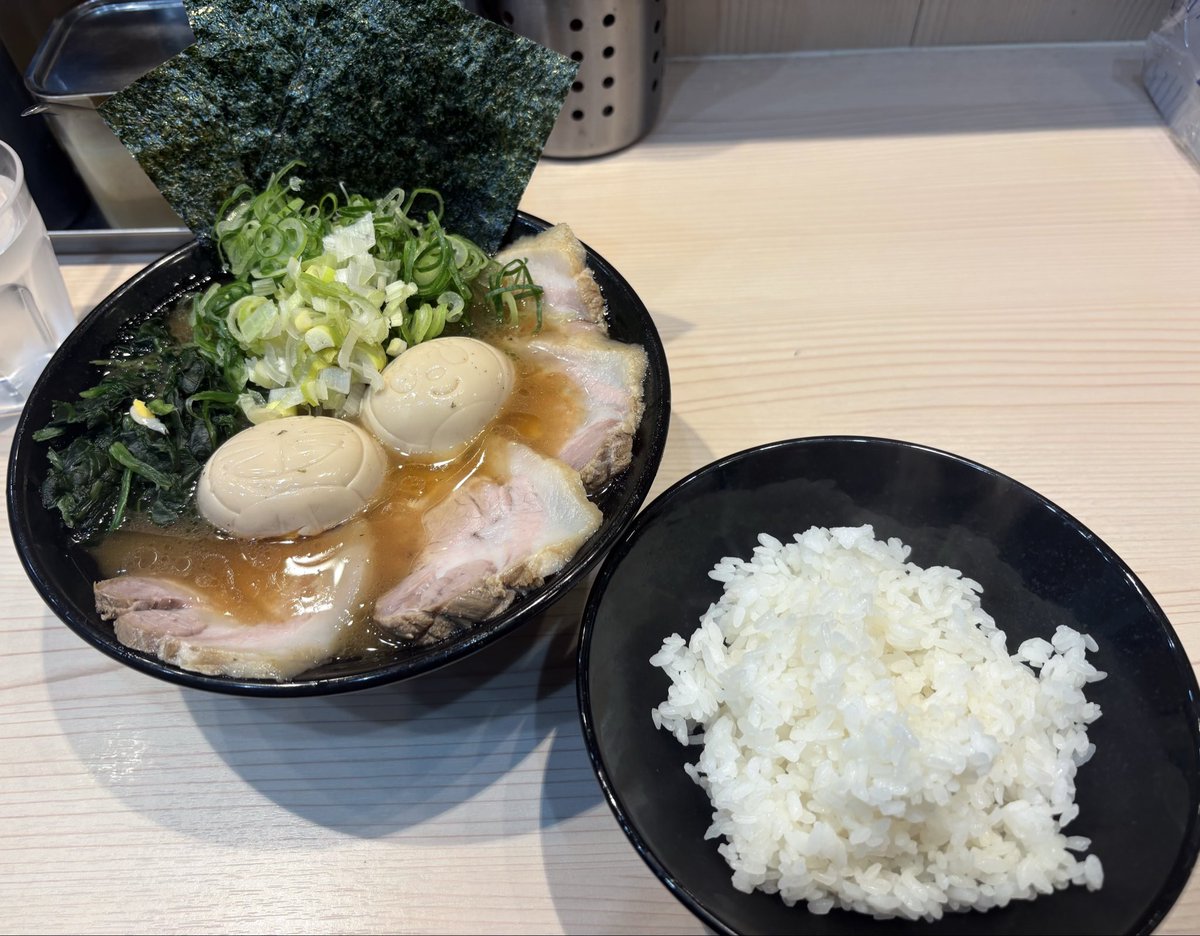 BankRamen's tweet photo. 家系ラーメン 千祥 町屋

ラーメン🍜
好みはおまかせ
ライス🍚

あまりSNSでこういうお願い事をしないんですが、千祥のラーメンに少しでも興味のある皆様‼️

是非、この2、3週間の間に一度食べに行ってください。
店長の作るラーメンはとても美味しいです。

間違いなく食べておいて損はないはずです。 https://t.co/RadRHz1oBt