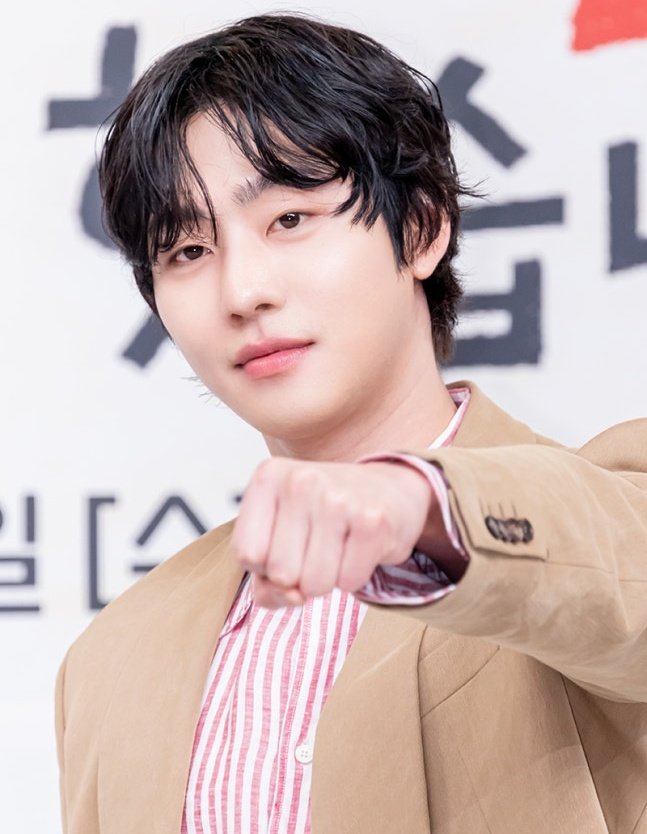 Subeom Noona 🍉 💍☎️ #PerfectCrown tweet media
