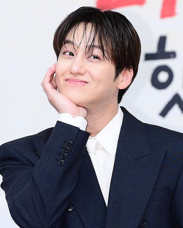 Subeom Noona 🍉 💍☎️ #PerfectCrown tweet media