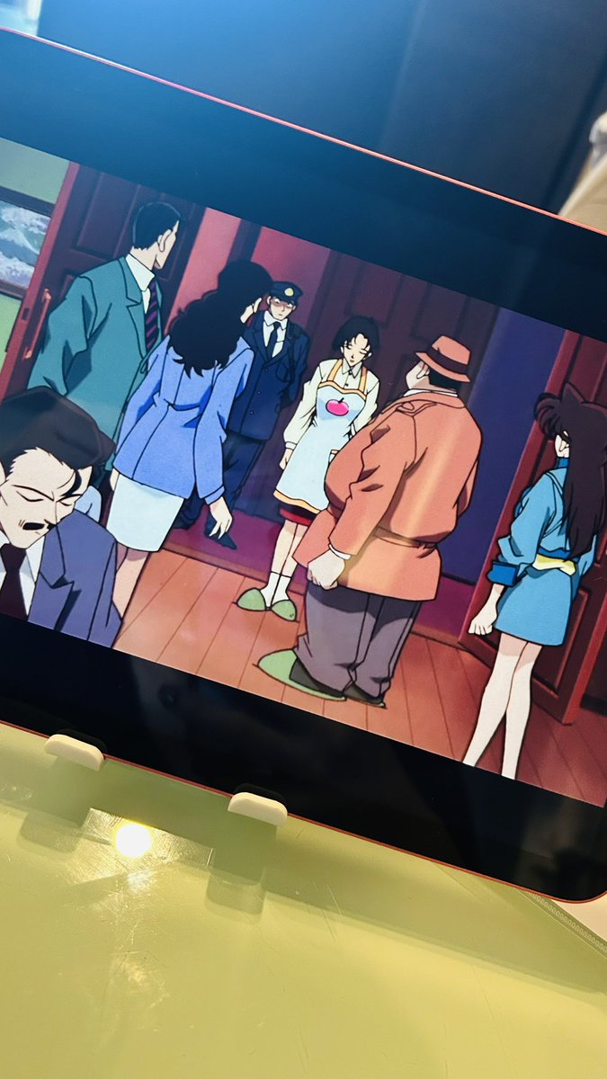etsuko_et's tweet photo. 今の時期
コナンの映画が全部見れて幸せ🤍
新しいシリーズも好きだけれど
昔のやつがすごい好き！
時計じかけの摩天楼見てる。
絵のタッチが違うのに歴史を感じるけれど、
すごいポップなエプロンのデザインにも
驚いている☺️🍎

こんなポッピーなデザイン🍎セレクトする人が殺人犯だなんて…🥺 https://t.co/CHH6SD7mKQ