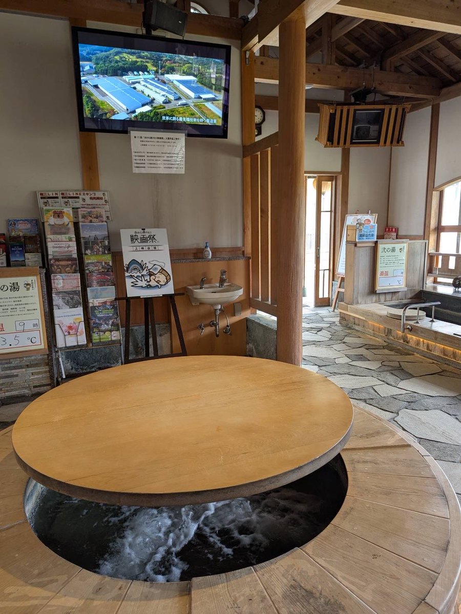本日より5月末まで第11回入賞5作品を芦湯にて公開しております！
足湯に浸かりながら素晴らしい作品に感動しちゃってください♨️♨️♨️