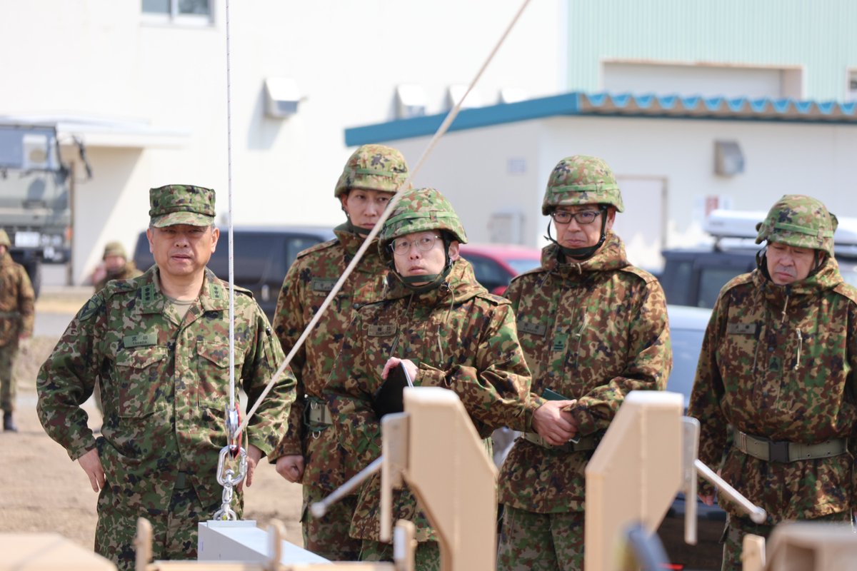 7th_Division_pr's tweet image. ＃第７情報隊は、ＵＡＶ（中域用）スキャンイーグル２を使用した初の訓練を行いました。
第７師団長も、訓練の実施状況を視察しました。
写真は、カタパルト（発射装置）と機体回収装置の様子です。

＃第７師団
＃自衛隊
＃国防
＃新生機甲師団