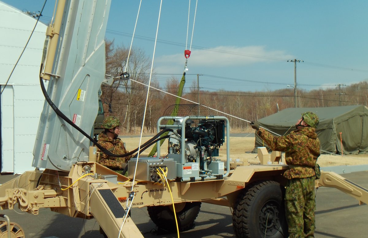 7th_Division_pr's tweet image. ＃第７情報隊は、ＵＡＶ（中域用）スキャンイーグル２を使用した初の訓練を行いました。
第７師団長も、訓練の実施状況を視察しました。
写真は、カタパルト（発射装置）と機体回収装置の様子です。

＃第７師団
＃自衛隊
＃国防
＃新生機甲師団