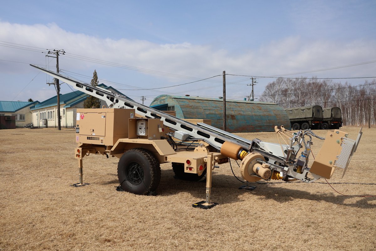 7th_Division_pr's tweet image. ＃第７情報隊は、ＵＡＶ（中域用）スキャンイーグル２を使用した初の訓練を行いました。
第７師団長も、訓練の実施状況を視察しました。
写真は、カタパルト（発射装置）と機体回収装置の様子です。

＃第７師団
＃自衛隊
＃国防
＃新生機甲師団