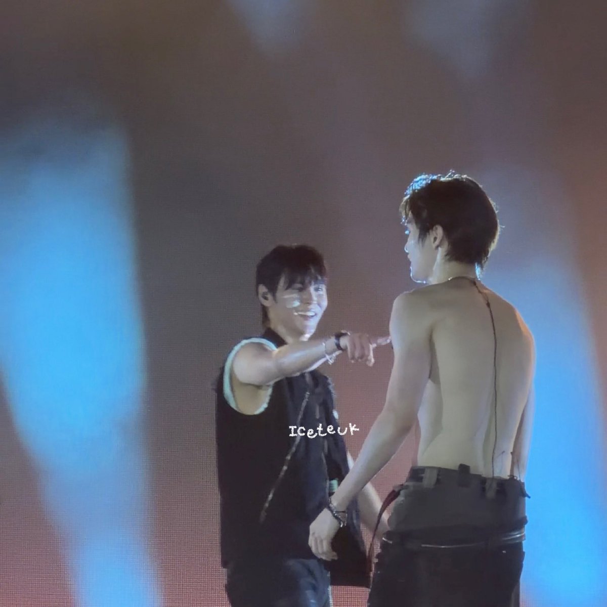 iceteuk's tweet photo. นางดูภูมิใจที่มีแฟนล่ำอะ ยิ้มเกินนนนน  >< https://t.co/rQbWOAciV1