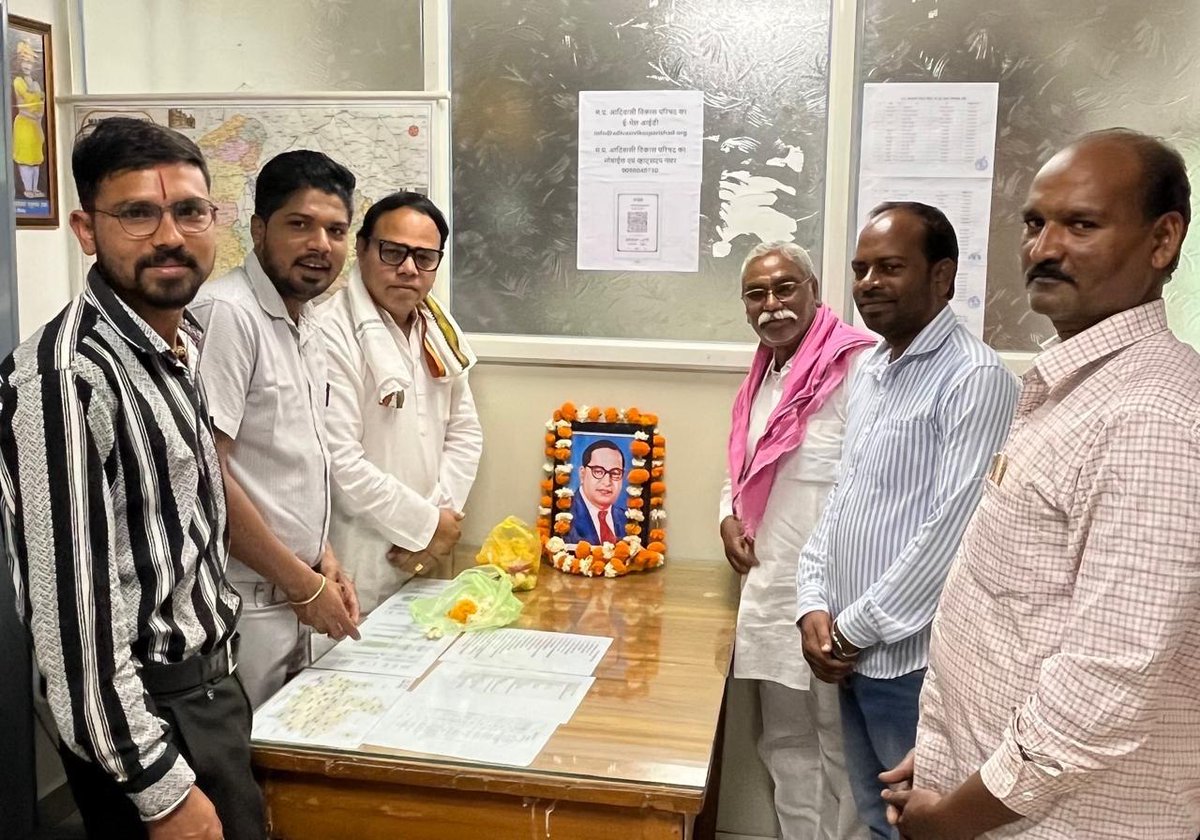 प्रदेश कार्यालय में बाबा साहेब भीमराव अंबेडकर जी की जयंती मनाई गई।
इसमें मुख्य रूप से युवा प्रभाग प्रदेश अध्यक्ष श्री नरेंद्र सिंह सैयाम जी, जिला भोपाल के युवा प्रभाग के अध्यक्ष श्री नवीन खेस जी,छात्र प्रभाग भोपाल के जिला अध्यक्ष श्री गोलू सोलंकी जी एवं जिला मंडला मुख्य