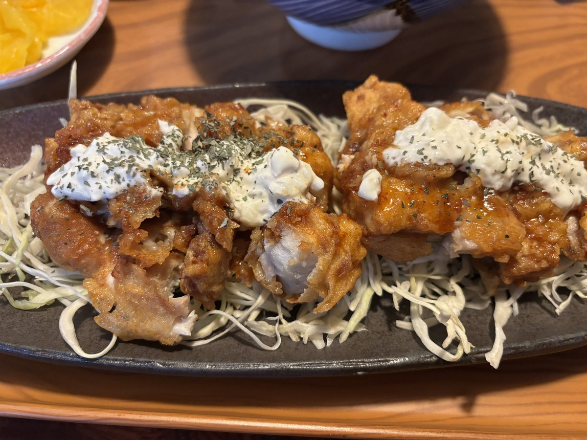chika_ring's tweet photo. のいこ嬢とランチ🍽️

近所にOpenしたカフェに行ったら13時まで予約埋まってるとの事で予定変更して居酒屋さんがやってるランチへ

もくもくやさんのチキン南蛮定食🐓

胡椒が効いてるしっかりした味付けでご飯がすすみました😋
🍺飲みながら食べたかった〜笑 https://t.co/8AVWsYMxhS