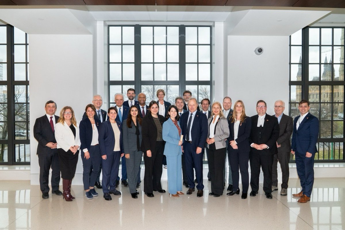ParlCH's tweet photo. En visite officielle au Canada, le président du Conseil national, Pierre-André Page, et une délégation parlementaire🇨🇭ont été reçus à Ottawa par le président de la Chambre des communes, @HoCChamber  Francis Scarpaleggia @ScarpaleggiaLSL , ainsi que par la présidente du @SenatCA , Raymonde Gagné @SenGagne .
 
Les échanges ont mis en lumière le partenariat de confiance entre la Suisse et le Canada, fondée sur un attachement commun à la démocratie et aux règles internationales, ainsi que sur la volonté de renforcer la coopération bilatérale et de diversifier encore les relations commerciales. 🇨🇭🤝🇨🇦