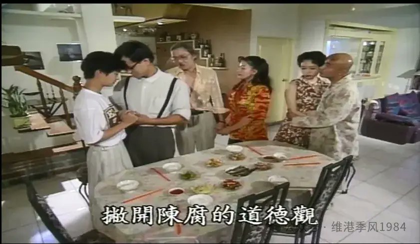 aerly's tweet photo. 1992年台湾经典爱情片���多情一屋》。影片讲述了六个年轻人因为一场意外而住进同一栋别墅的“乱套”故事，笑点与温情满满！
小王失业又被迫搬家，被迫求助发小小李，却发现别墅里藏着花痴小青，还赶上了小李的老爸上门催婚！为保住遗产，小李竟“租”来小王老婆小美演戏…一连串乌龙搅乱了他们的感情。 https://t.co/O6T4Irzgub