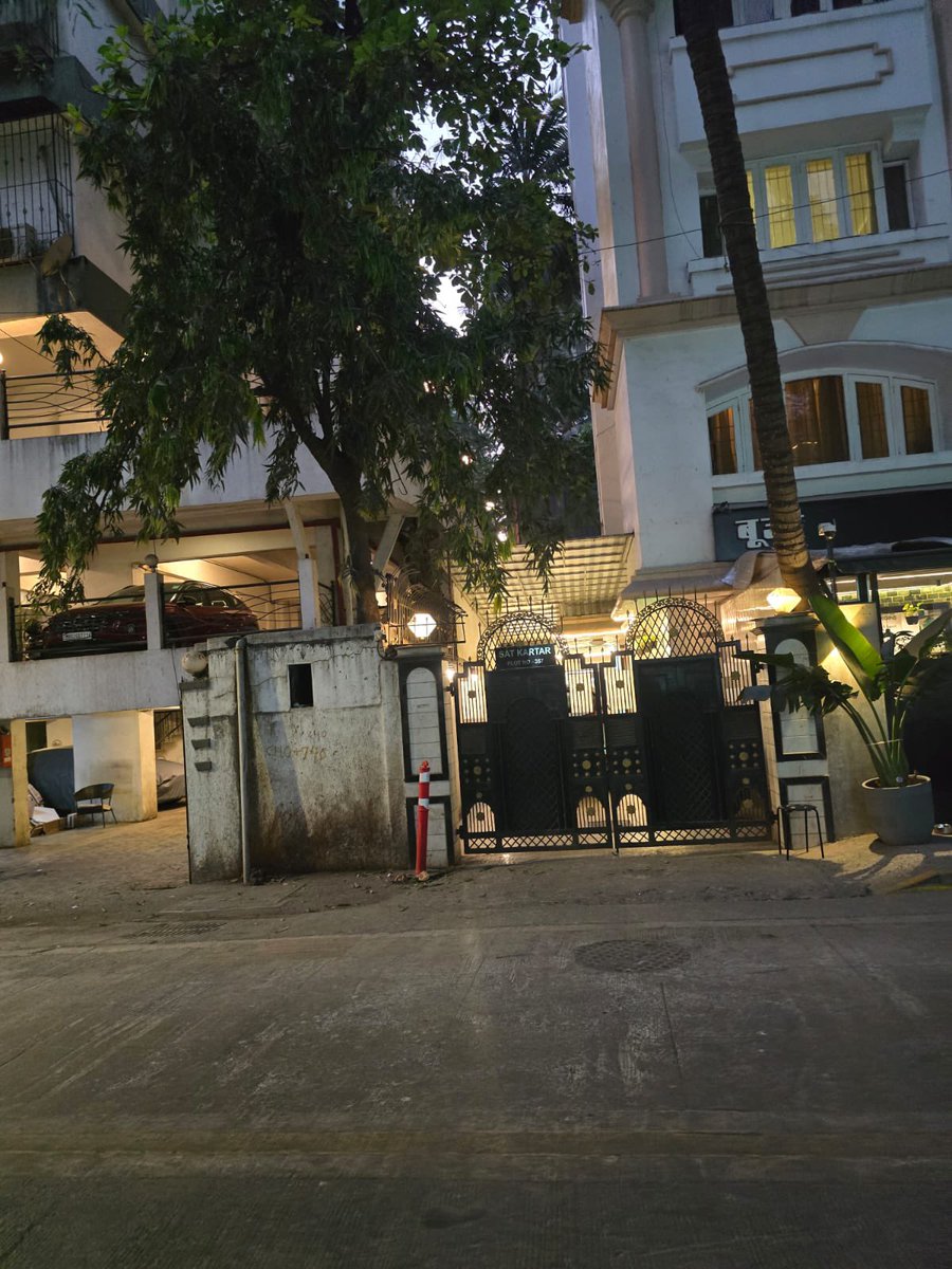 Aasif03's tweet image. 🚨🚨 SHOCKING ILLEGALITY – Boojee Café, Sat Kartar, Plot 357, 14th Rd has brazenly encroached open/parking space &amp;amp; carried out illegal additions—converted into a gated commercial setup in blatant violation of law ❌

#Mumbai #bandra #boojee #khar @mybmc @mybmcWardHW @ShelarAshish