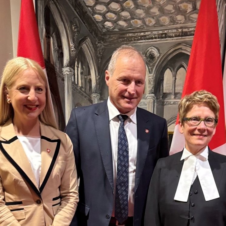 ParlCH's tweet photo. En visite officielle au Canada, le président du Conseil national, Pierre-André Page, et une délégation parlementaire🇨🇭ont été reçus à Ottawa par le président de la Chambre des communes, @HoCChamber  Francis Scarpaleggia @ScarpaleggiaLSL , ainsi que par la présidente du @SenatCA , Raymonde Gagné @SenGagne .
 
Les échanges ont mis en lumière le partenariat de confiance entre la Suisse et le Canada, fondée sur un attachement commun à la démocratie et aux règles internationales, ainsi que sur la volonté de renforcer la coopération bilatérale et de diversifier encore les relations commerciales. 🇨🇭🤝🇨🇦