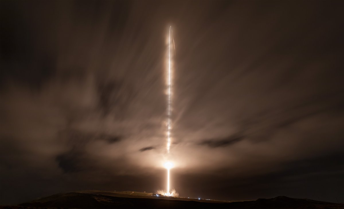 XFreeze's tweet image. SpaceX is moving at literal light speed right now

SpaceX launched 2 more Falcon 9s in under 24 hours AGAIN - Florida in the morning, California at night

Even with unlimited budgets, government space programs usually launch only once or twice a year

Meanwhile, SpaceX is doing