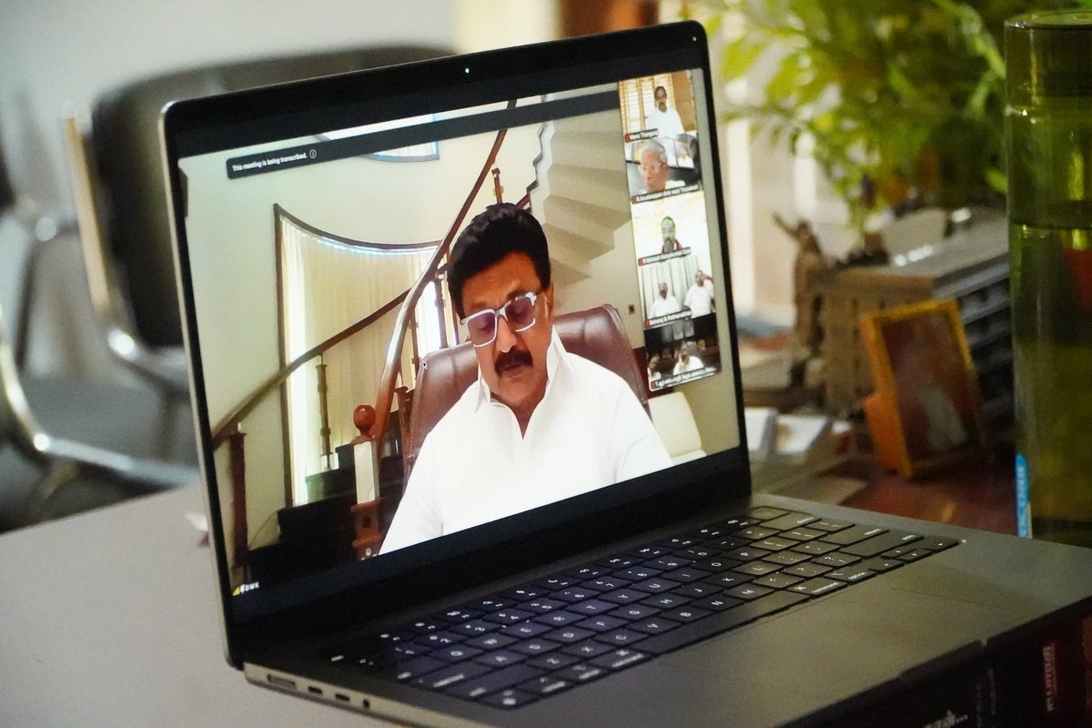 நாளை ஒன்றிய அரசு நாடாளுமன்றத்தில் கொண்டு வர இருக்கும் தொகுதி மறுவரையறை சட்டத்திருத்தம் நாட்டின் வளர்ச்சிக்கு பங்களித்த மாநிலங்களின் தலையின் மேல் விழும் பேரிடி. இதற்கு எதிராக தமிழ்நாட்டில் உயரப்போகும் கருப்புக்கொடி போராட்டம் குறித்து கழகத் தலைவர் அவர்கள் மாவட்டக் கழகச்