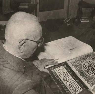 nidayisevim's tweet photo. Ben hem Bosnalıyım, hem Budinliyim, hem Üsküplüyüm, hem Atinalı, hem Sofyalıyım, hem Erzurumlu, hem Erzincanlıyım. Fakat İstanbulluyum. Hiç ayırmam.

| Ekrem Hakkı Ayverdi

Üstadın incelediği eserde: "cennet kılıçların gölgesi altındadır." mânasına gelen Hadis-i Şerif yazılıdır. https://t.co/Gq3iZQvgx5