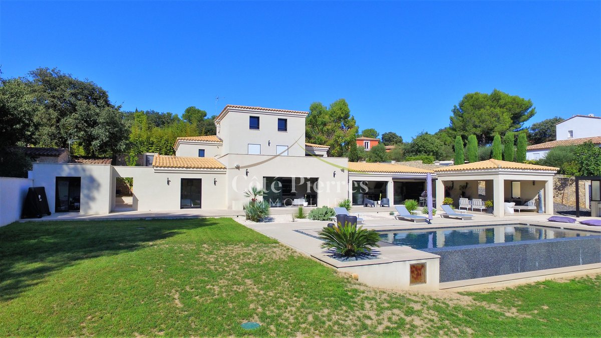 CotePierres's tweet image. Découvrez cette villa à Nîmes 🏡 de 230 m² :  
6 pièces, 4 chambres, espace de vie de 100 m², sur 2000 m² de terrain, avec piscine à débordement et jacuzzi intégré.

Prix : 997 500 €  
Énergie : B, Climat : C

#Nîmes #villa #prestige #immobilier #jacuzzi