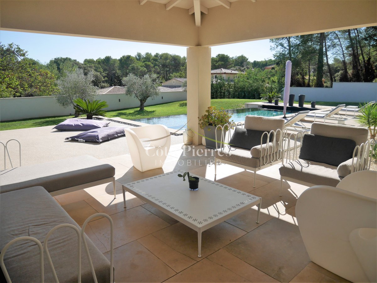 CotePierres's tweet image. Découvrez cette villa à Nîmes 🏡 de 230 m² :  
6 pièces, 4 chambres, espace de vie de 100 m², sur 2000 m² de terrain, avec piscine à débordement et jacuzzi intégré.

Prix : 997 500 €  
Énergie : B, Climat : C

#Nîmes #villa #prestige #immobilier #jacuzzi