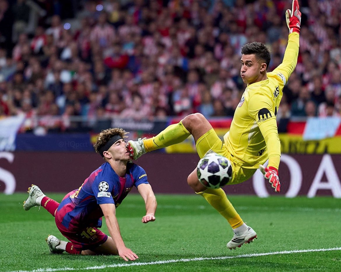La UEFA rectifica l'acció de Musso i Fermín: "És vermella clara de Fermín, que li fa un cop de cap al peu"