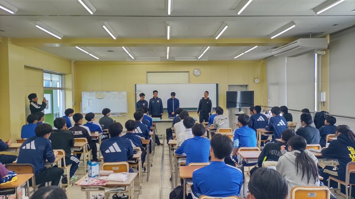 KAISHI_JSC's tweet photo. \\新学期がスタート‼️//
本校が取り組んでいる
希望制英会話講座「QQEnglish」🔤
その紹介を１年生に向けてこれまで受講してきた先輩から英語でスピーチ紹介してもらいました😊
#JAPANサッカーカレッジ高等部 #開志学園高等学校 #開志学園JSC #アルビレックス新潟U18 https://t.co/n2WeQ0PEhj