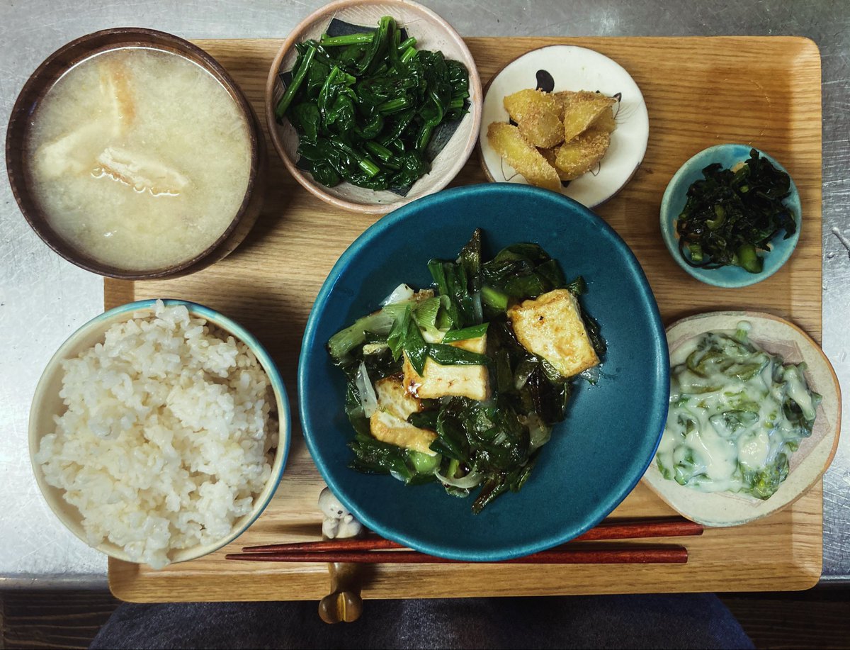 日替わり定食

4月14日のお野菜
葉玉ねぎと厚揚げのチヂミ
菜の花のクリーム煮
ほうれん草のお浸し
黄にんじんの胡麻和え
赤高菜の浅漬け
さつまいもと玉ねぎとおあげさんのみそ汁
7分付き玄米

葉玉ねぎは今だけ！！一瞬の楽しみです。