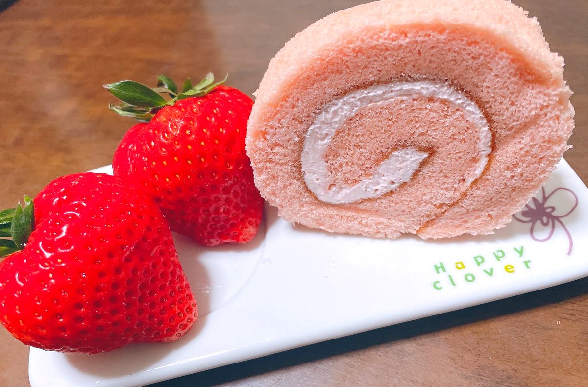 苺メンダコさん♡ロールケーキ こないだ深谷に帰った時にたべたあまりんが人生で一番甘いイチゴだった
