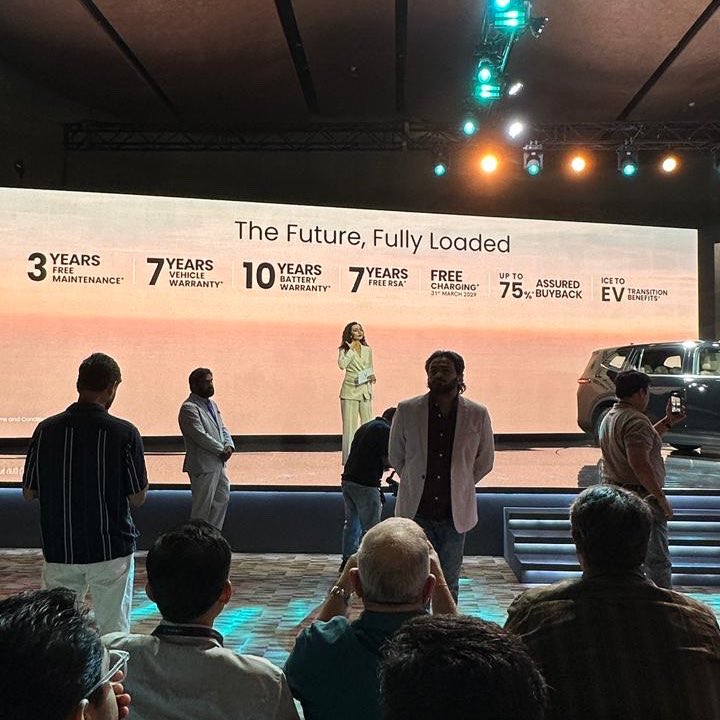 volklub's tweet image. Vinfast VF MPV 7 EV (7 seater) launched at Rs 24.49 lakh

Some quick highlights from the event &amp;amp; about product 

✅ 4740 mm length (slightly longer than Crysta)
✅ 60 kWh battery pack, 517 km* range
✅ 0-100 km/h under 9 sec
✅ 204 ps and 280 nm torque 
✅ 10 years battery